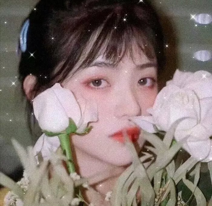 一个唱歌，另一个不唱歌